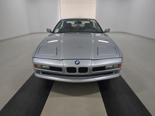 BMW 8 Series Vehicle Full-screen Gallery Image 03