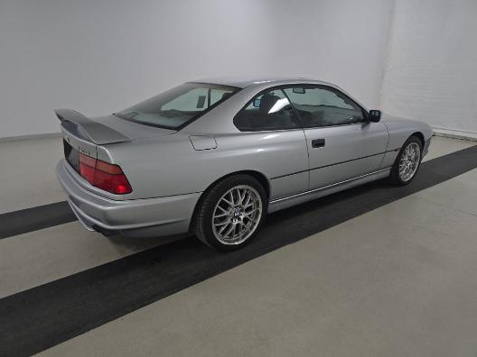 BMW 8 Series Vehicle Full-screen Gallery Image 04