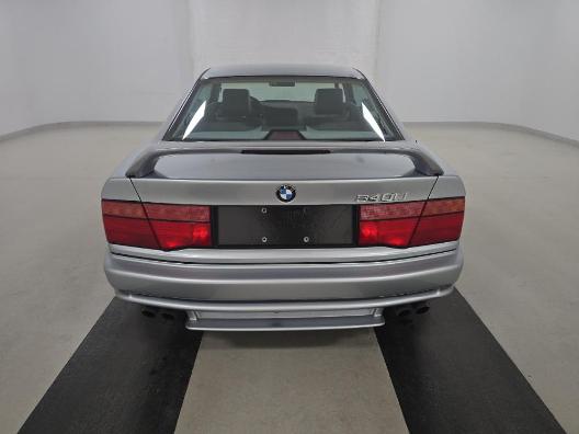 BMW 8 Series Vehicle Full-screen Gallery Image 05