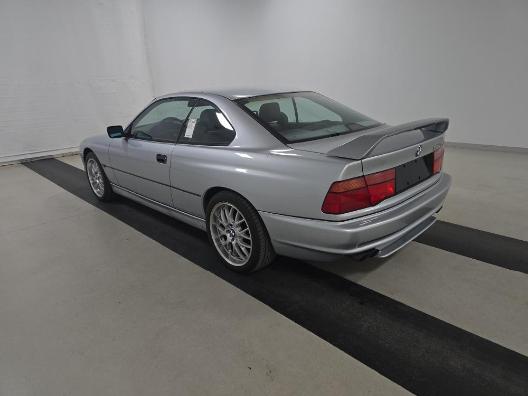 BMW 8 Series Vehicle Full-screen Gallery Image 06