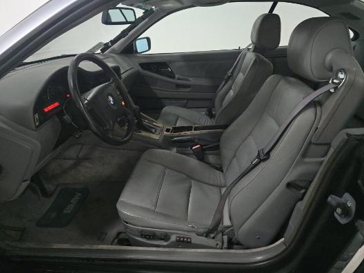 BMW 8 Series Vehicle Full-screen Gallery Image 07