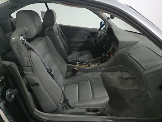BMW 8 Series Vehicle Full-screen Gallery Image 08