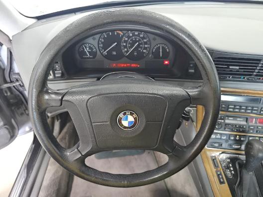 BMW 8 Series Vehicle Full-screen Gallery Image 09