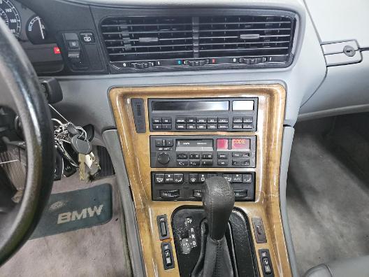 BMW 8 Series Vehicle Full-screen Gallery Image 10