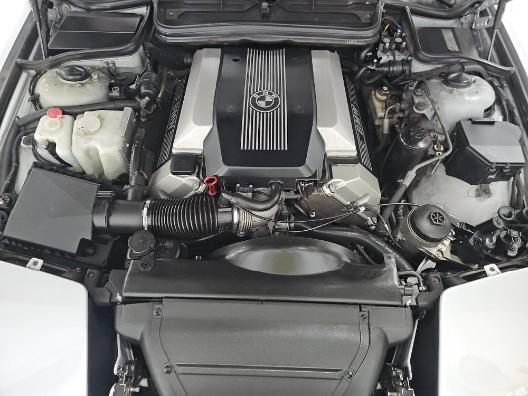 BMW 8 Series Vehicle Full-screen Gallery Image 14