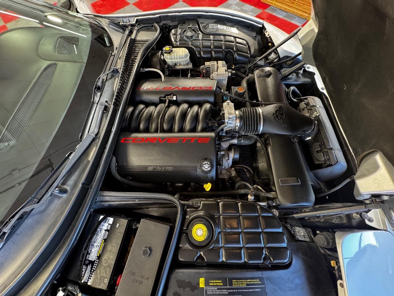 Chevrolet Corvette Vehicle Full-screen Gallery Image 03