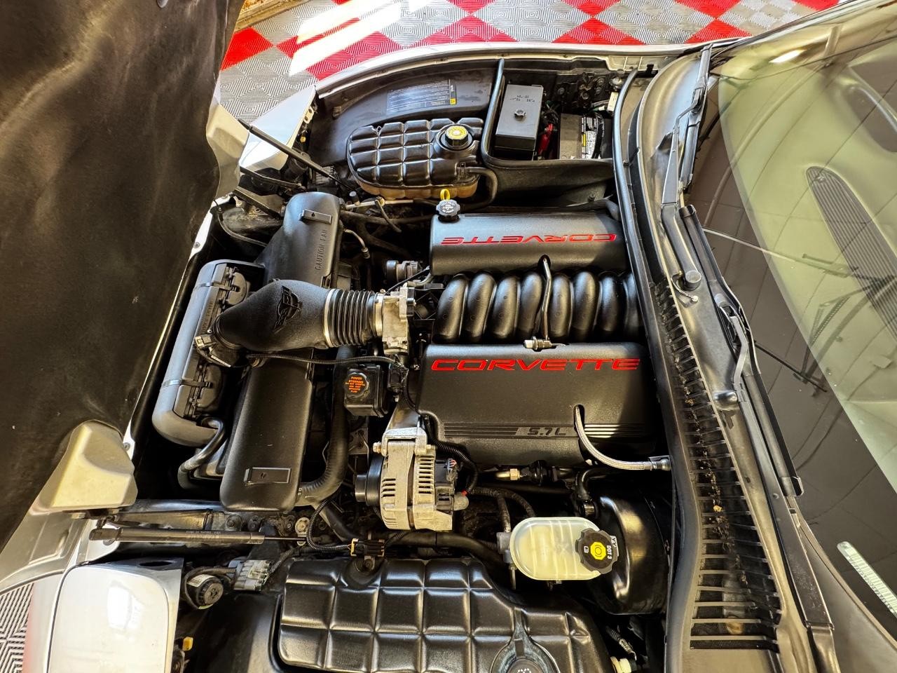 Chevrolet Corvette Vehicle Full-screen Gallery Image 04