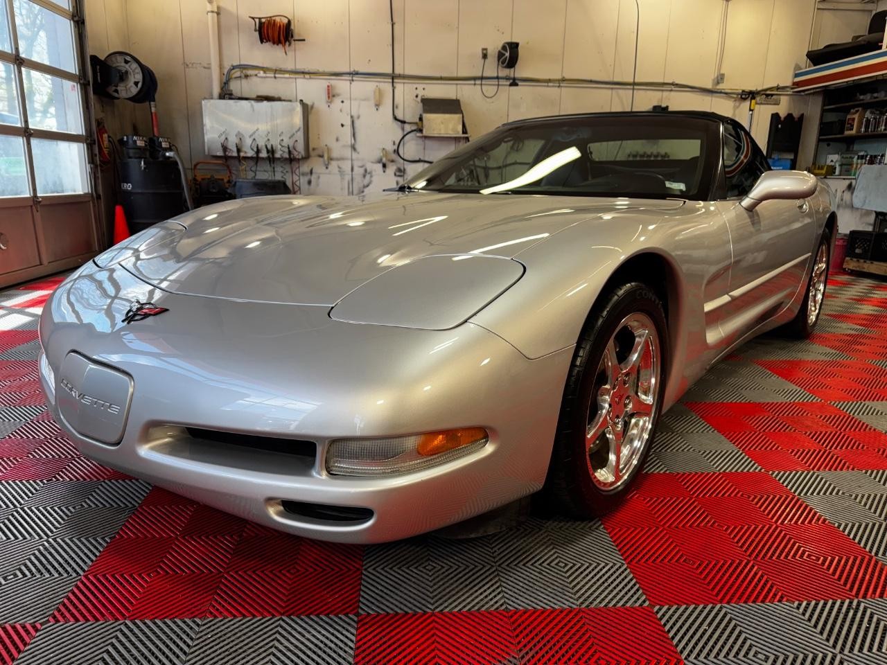 Chevrolet Corvette Vehicle Full-screen Gallery Image 05