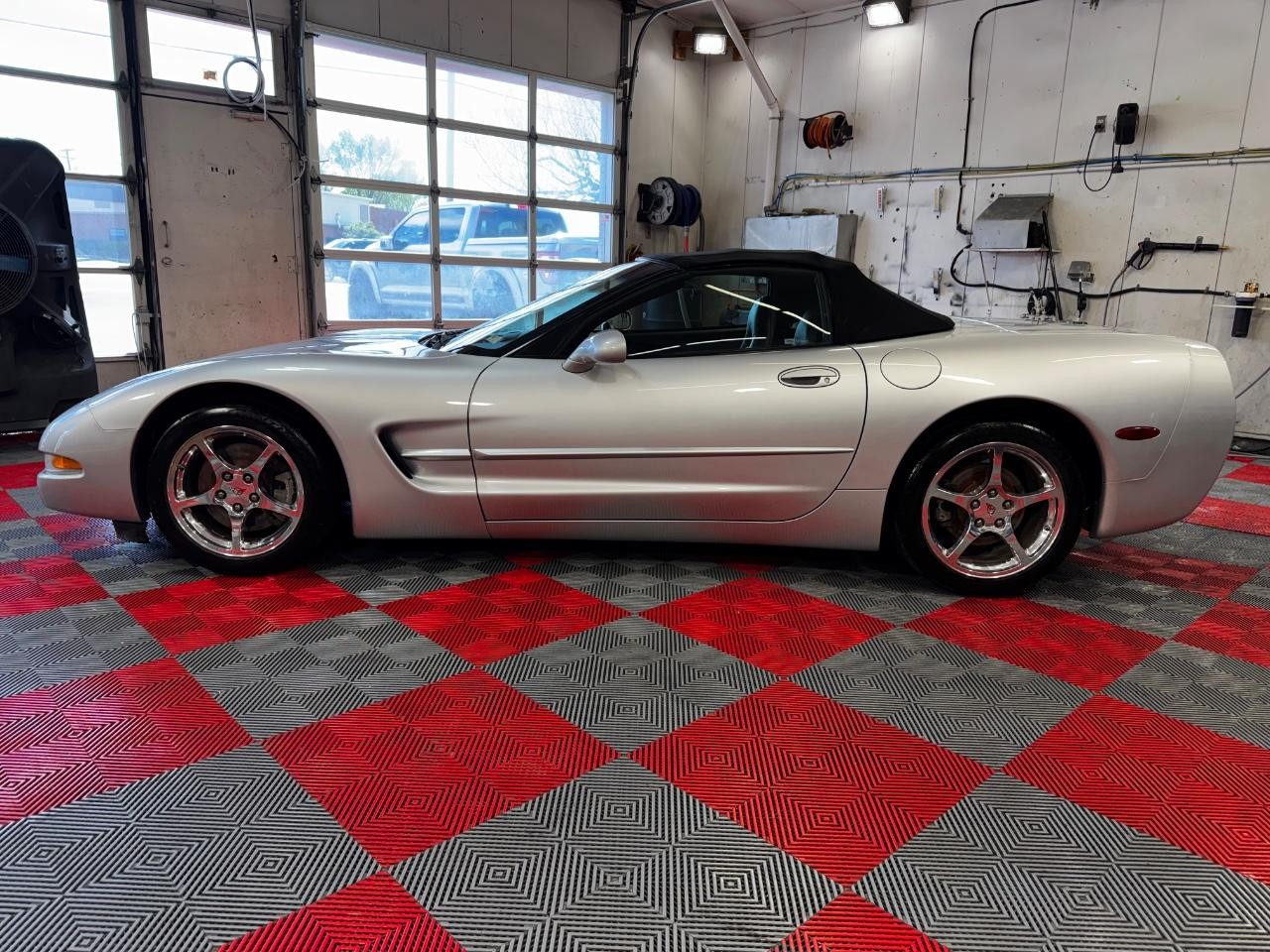 Chevrolet Corvette Vehicle Full-screen Gallery Image 06