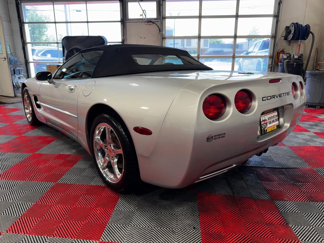 Chevrolet Corvette Vehicle Full-screen Gallery Image 07