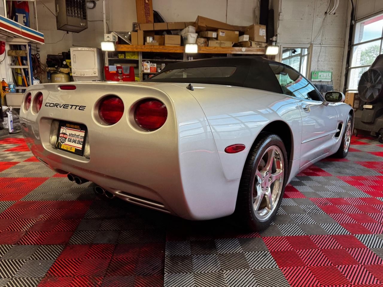 Chevrolet Corvette Vehicle Full-screen Gallery Image 09