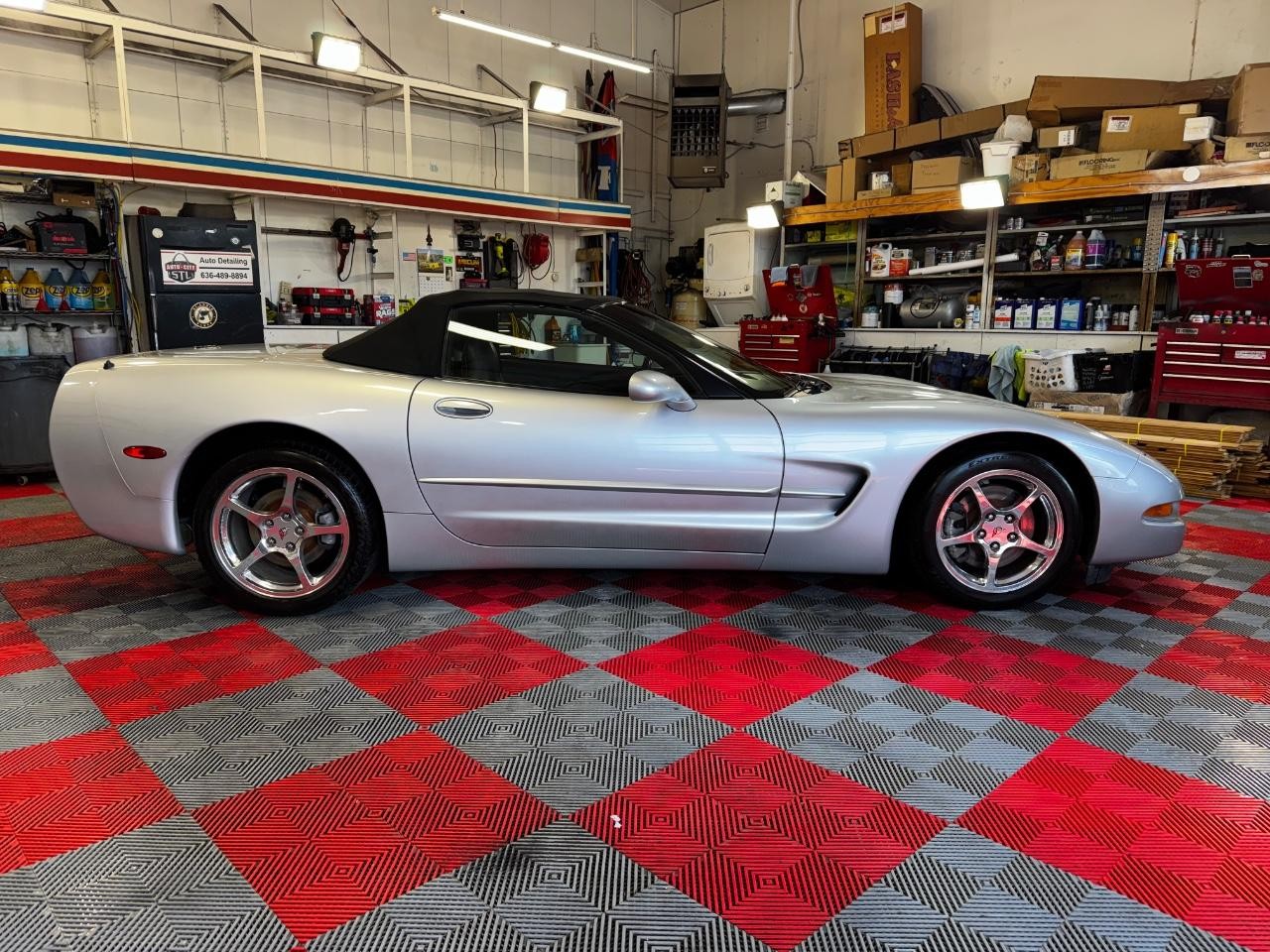 Chevrolet Corvette Vehicle Full-screen Gallery Image 10