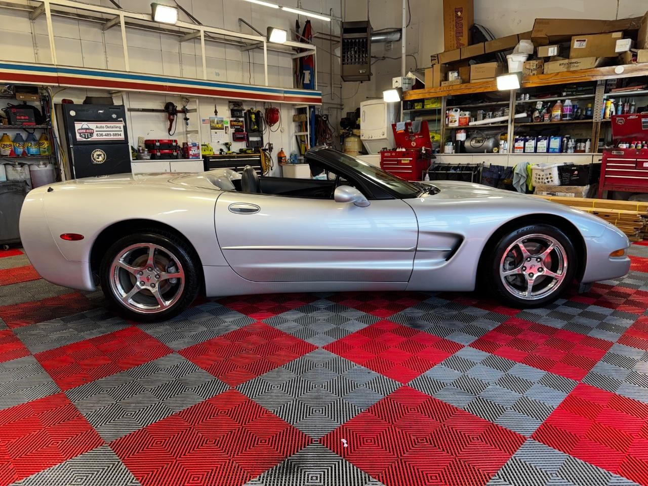 Chevrolet Corvette Vehicle Full-screen Gallery Image 11