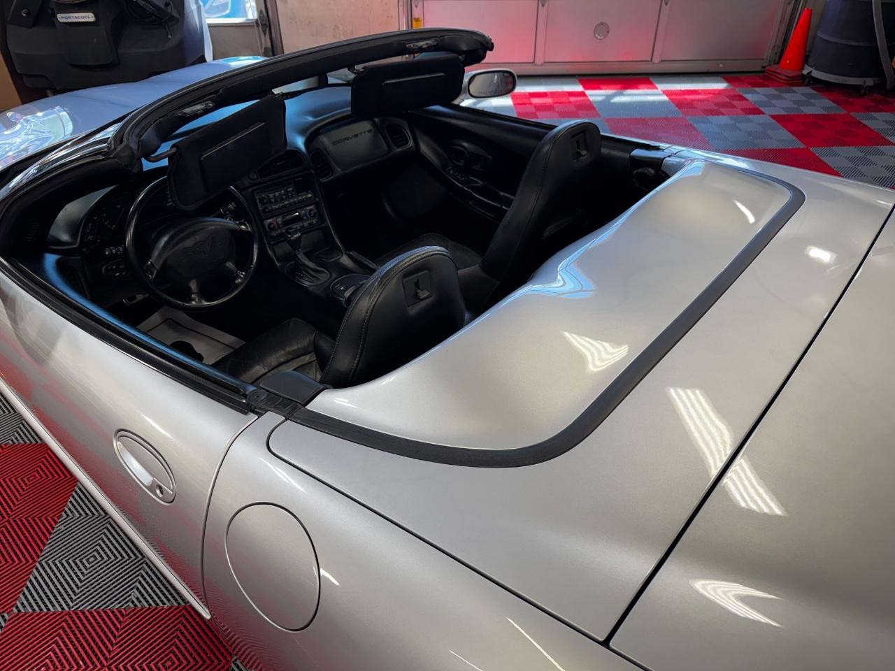 Chevrolet Corvette Vehicle Full-screen Gallery Image 13