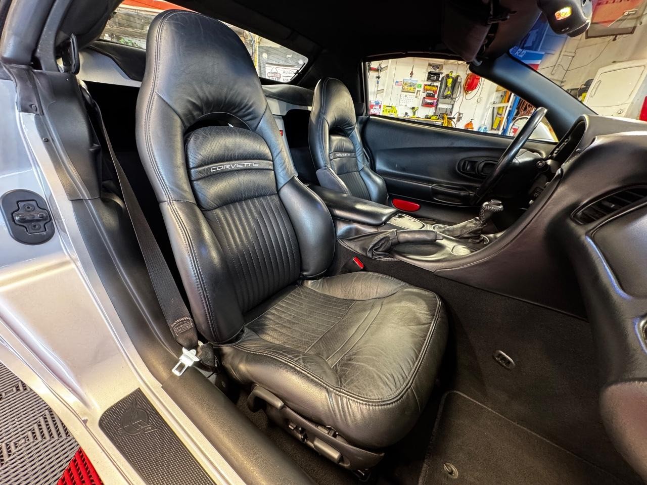 Chevrolet Corvette Vehicle Full-screen Gallery Image 15