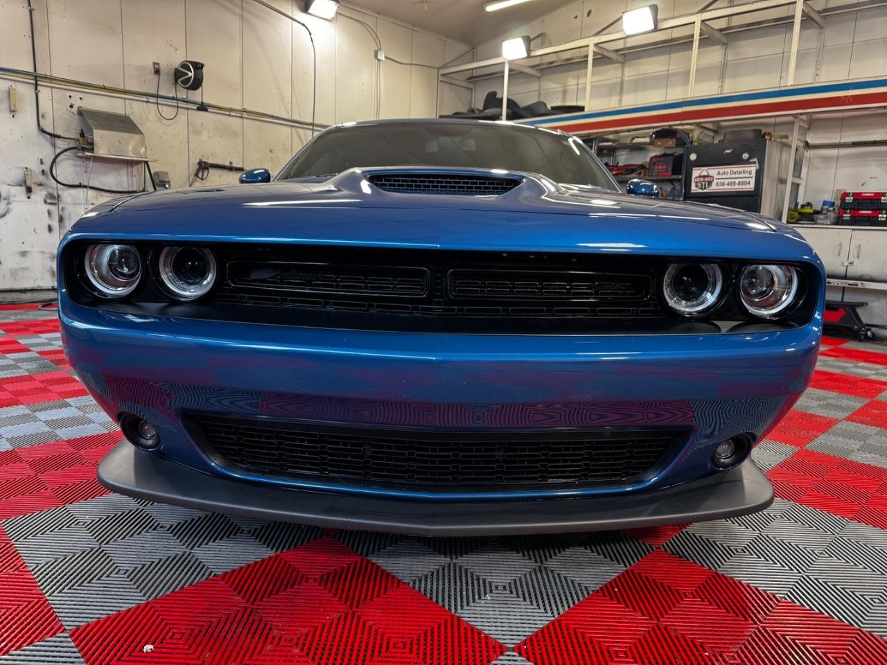 Dodge Challenger Vehicle Full-screen Gallery Image 02
