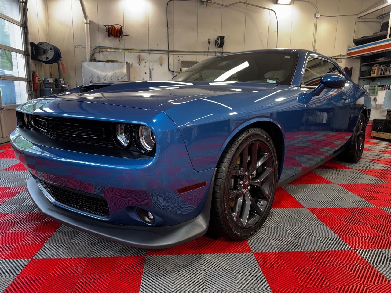Dodge Challenger Vehicle Full-screen Gallery Image 03