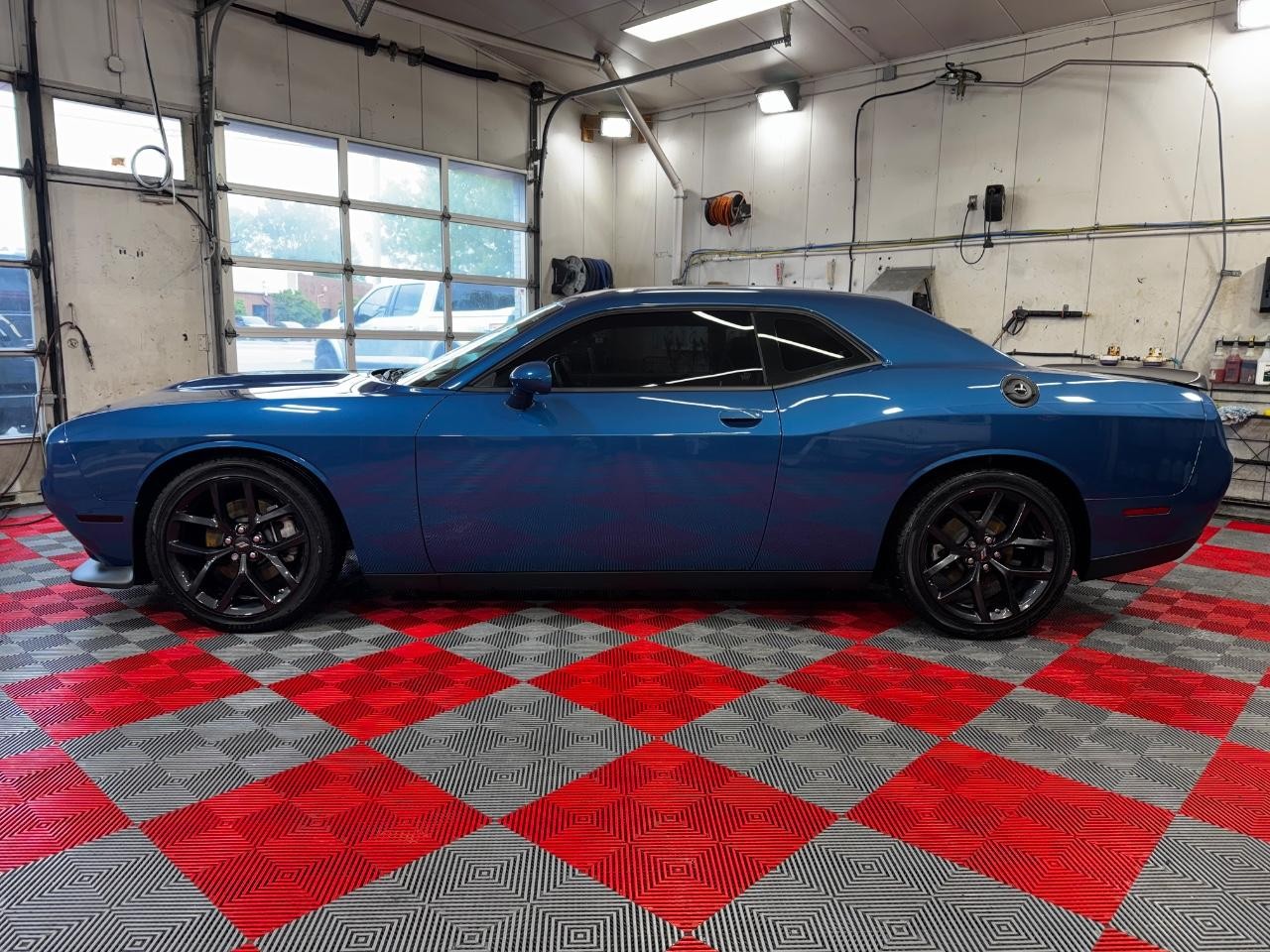 Dodge Challenger Vehicle Full-screen Gallery Image 04