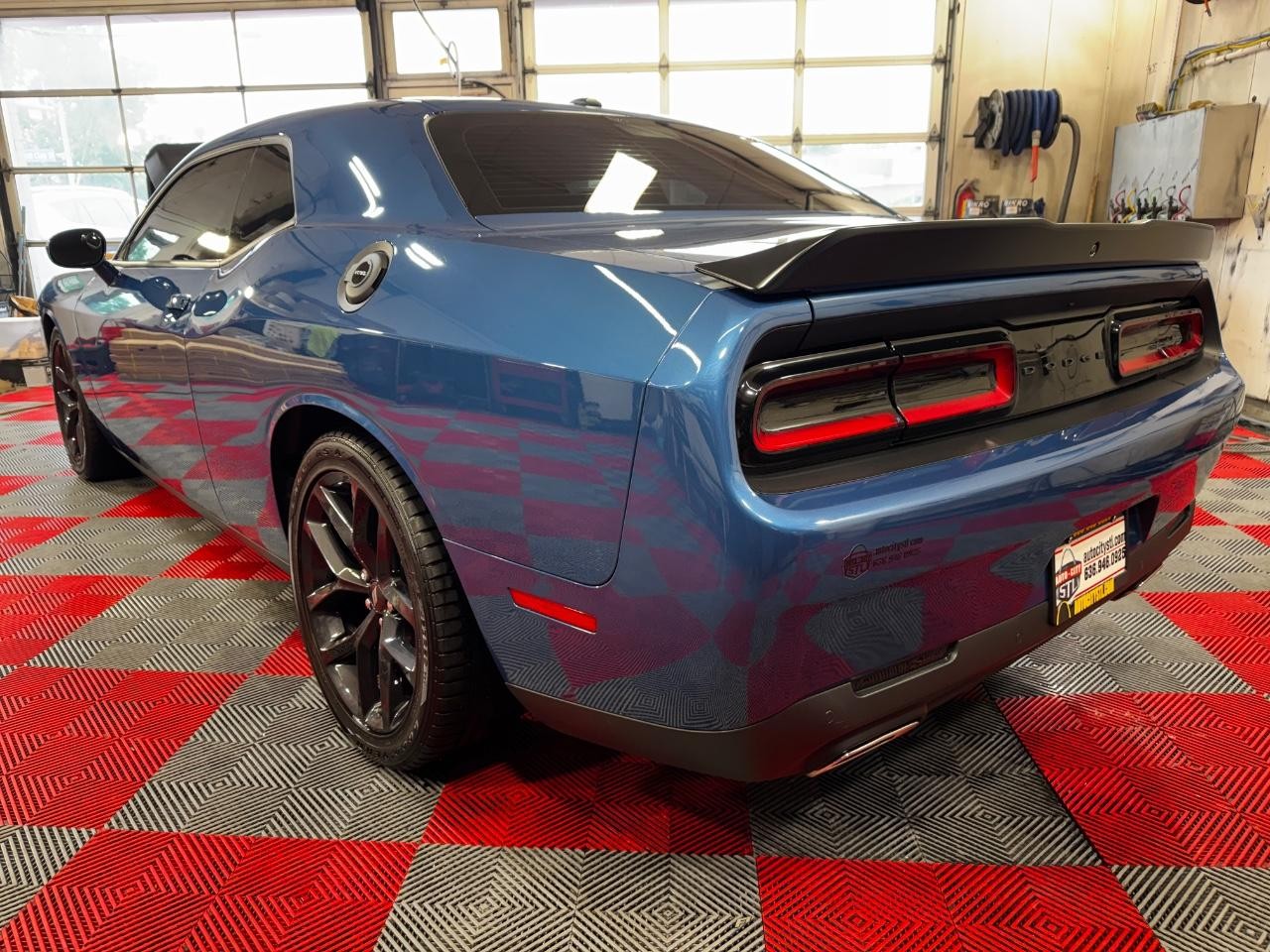 Dodge Challenger Vehicle Full-screen Gallery Image 05