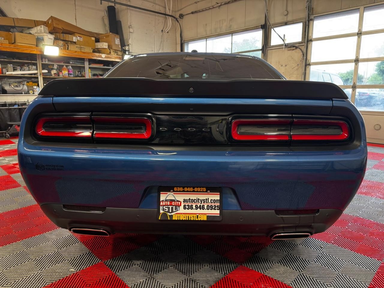 Dodge Challenger Vehicle Full-screen Gallery Image 06