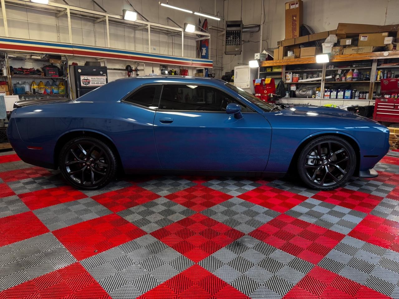 Dodge Challenger Vehicle Full-screen Gallery Image 08