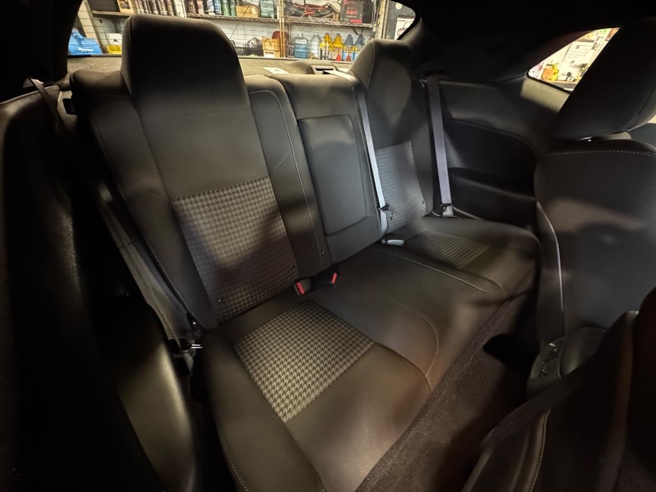 Dodge Challenger Vehicle Full-screen Gallery Image 10