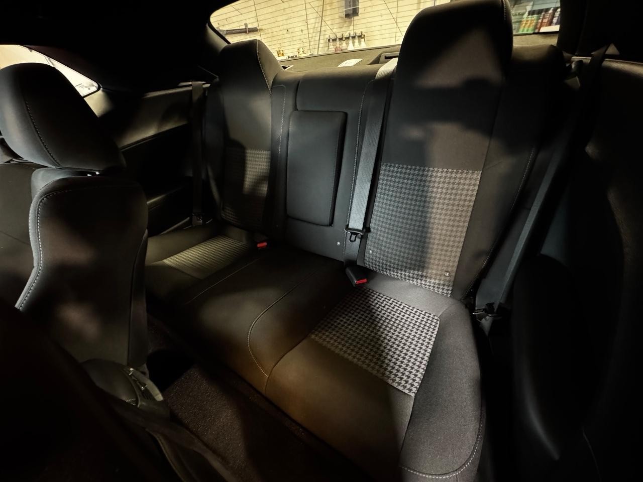 Dodge Challenger Vehicle Full-screen Gallery Image 12