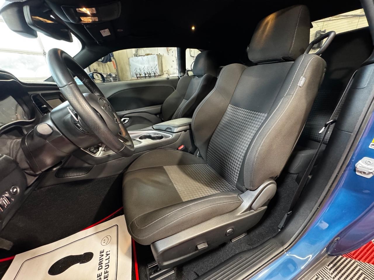 Dodge Challenger Vehicle Full-screen Gallery Image 14
