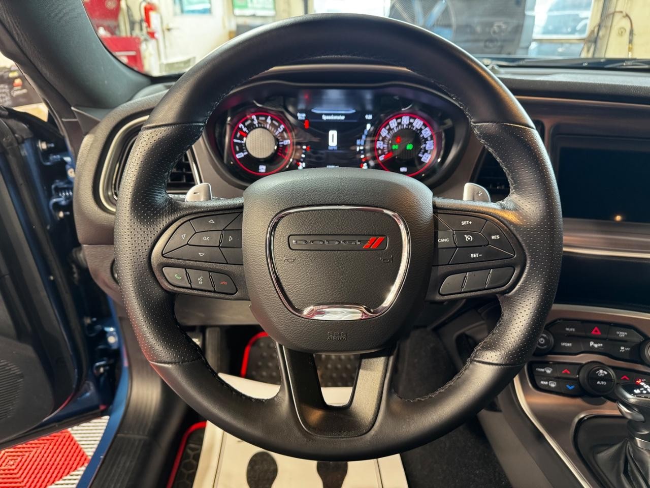 Dodge Challenger Vehicle Full-screen Gallery Image 16