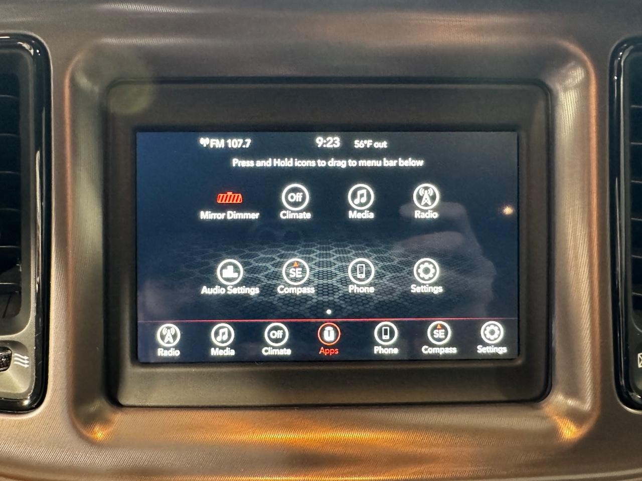 Dodge Challenger Vehicle Full-screen Gallery Image 18