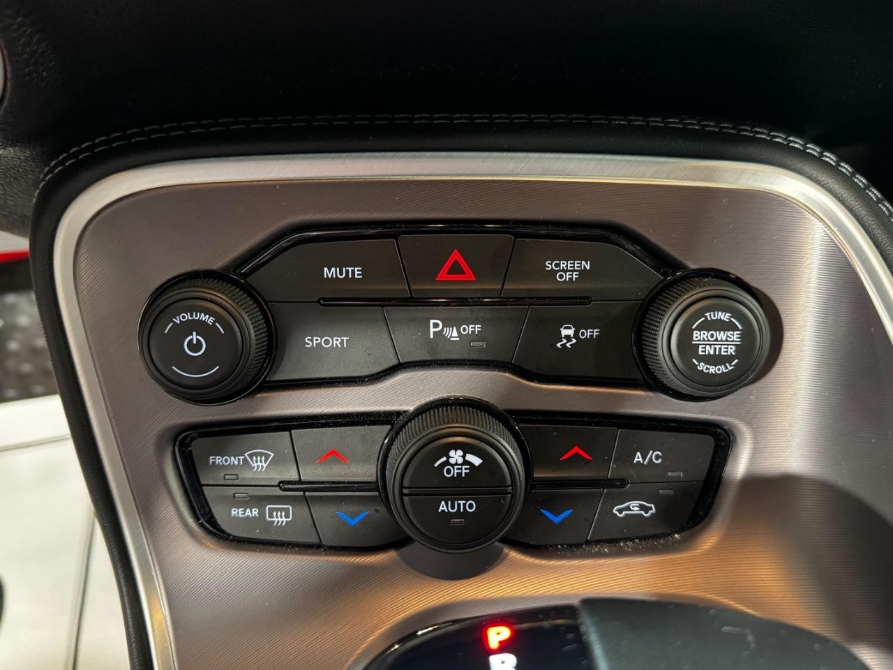 Dodge Challenger Vehicle Full-screen Gallery Image 19
