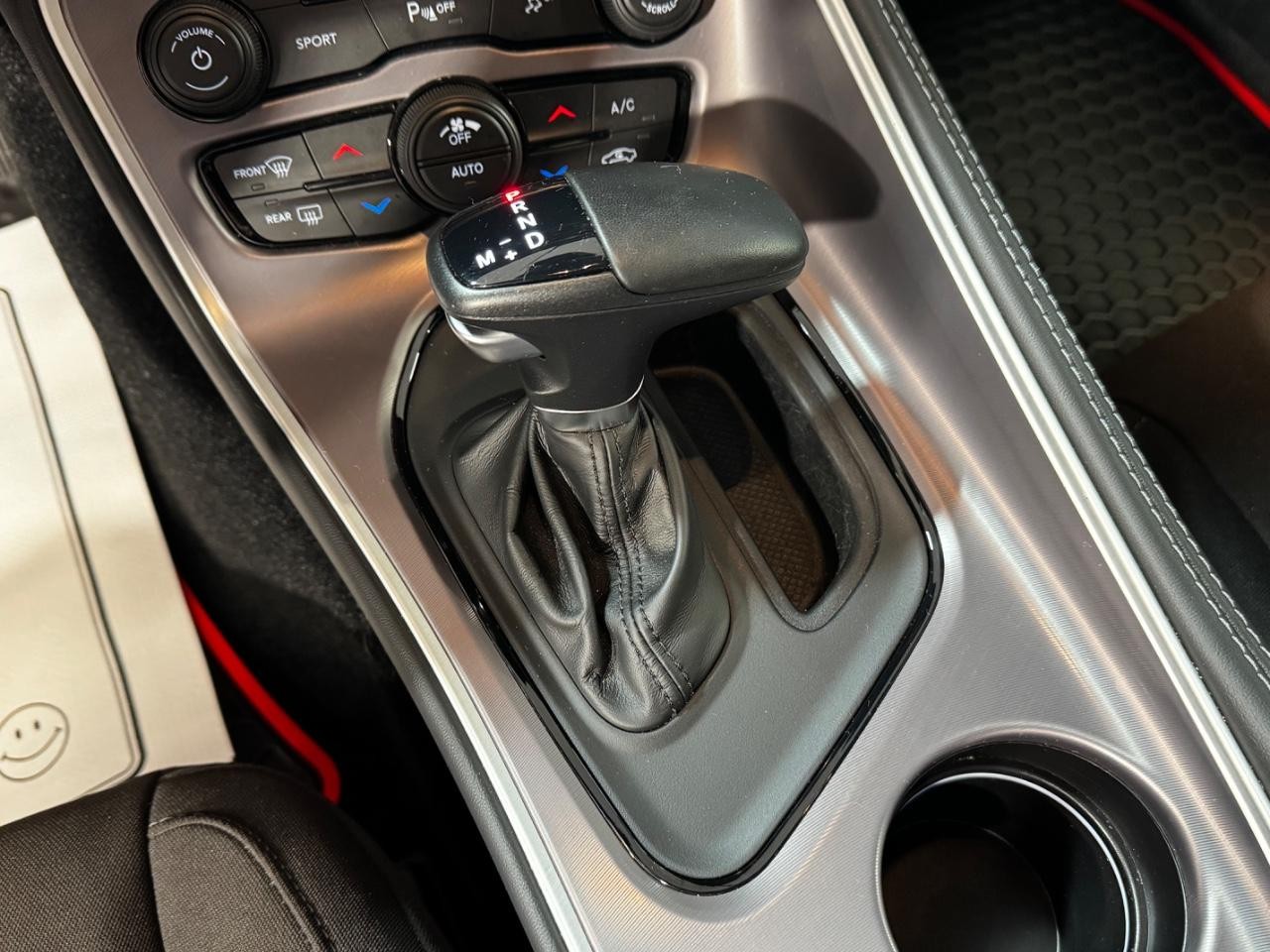 Dodge Challenger Vehicle Full-screen Gallery Image 20