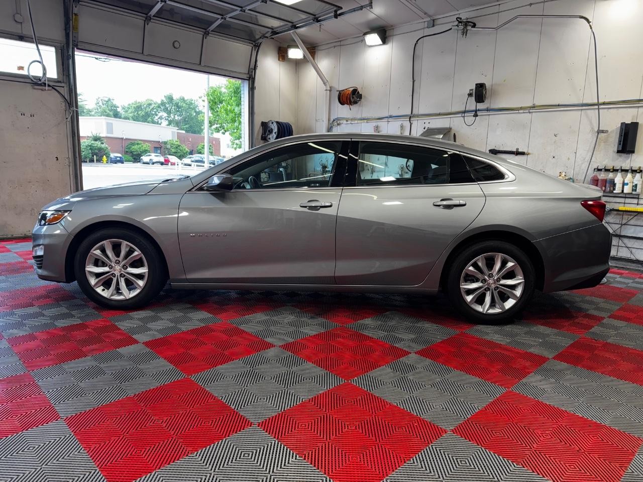Chevrolet Malibu Vehicle Full-screen Gallery Image 04
