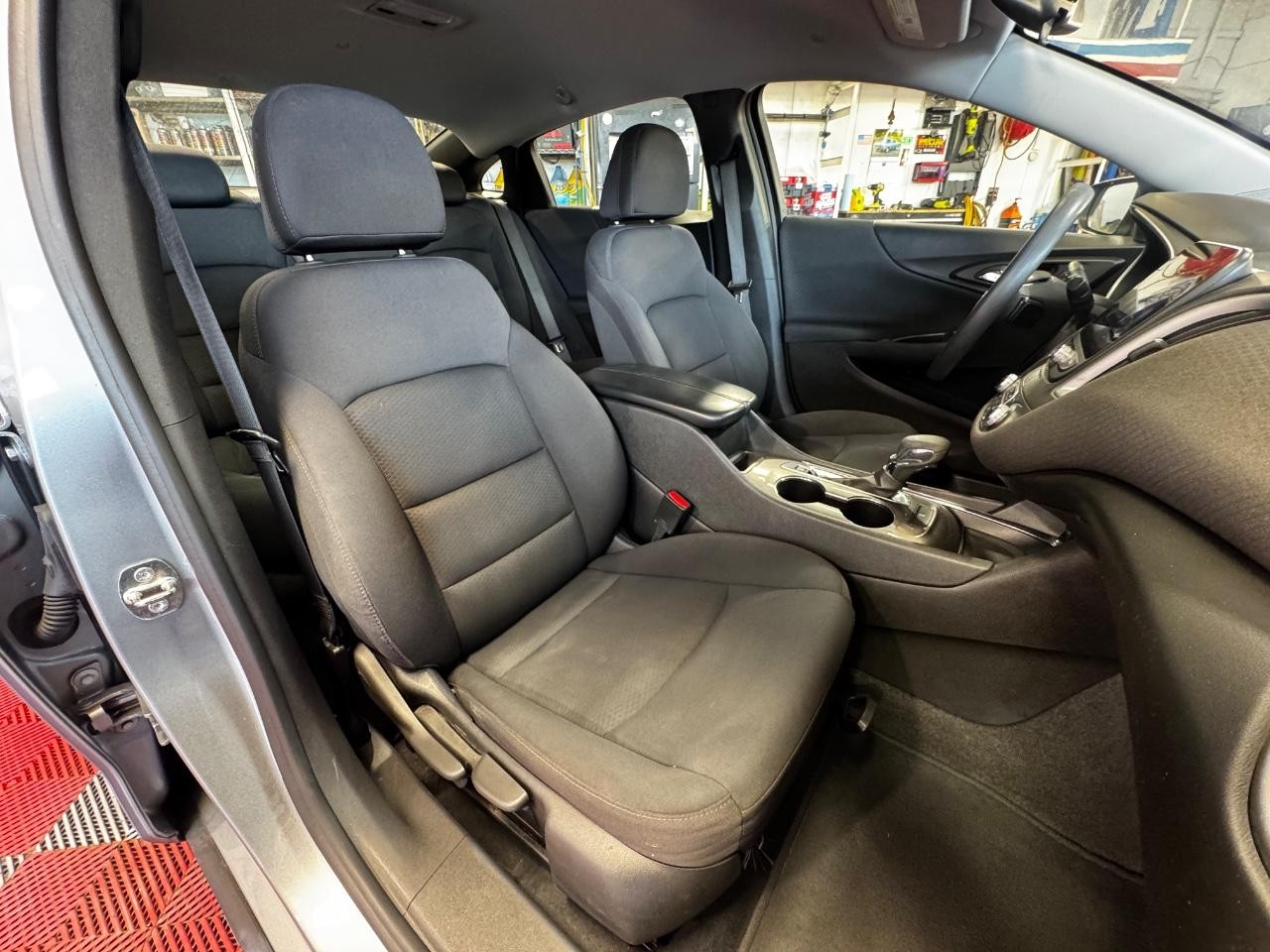 Chevrolet Malibu Vehicle Full-screen Gallery Image 09
