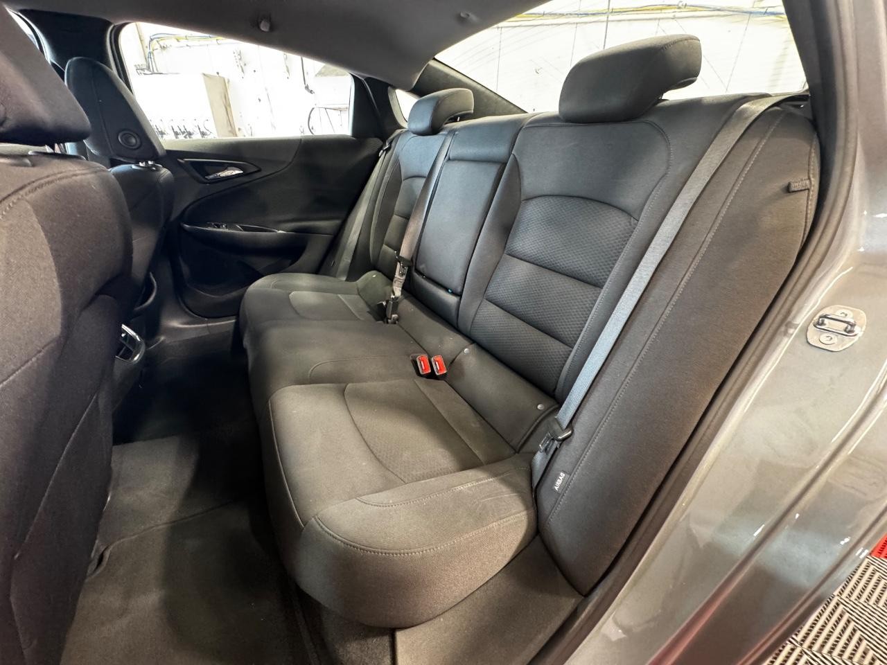 Chevrolet Malibu Vehicle Full-screen Gallery Image 12