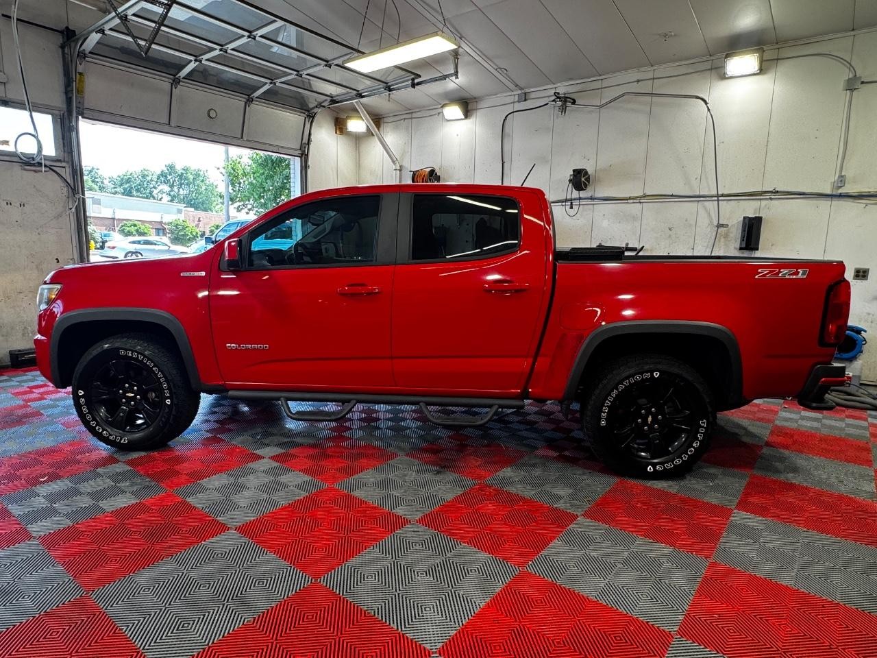 Chevrolet Colorado Vehicle Full-screen Gallery Image 05
