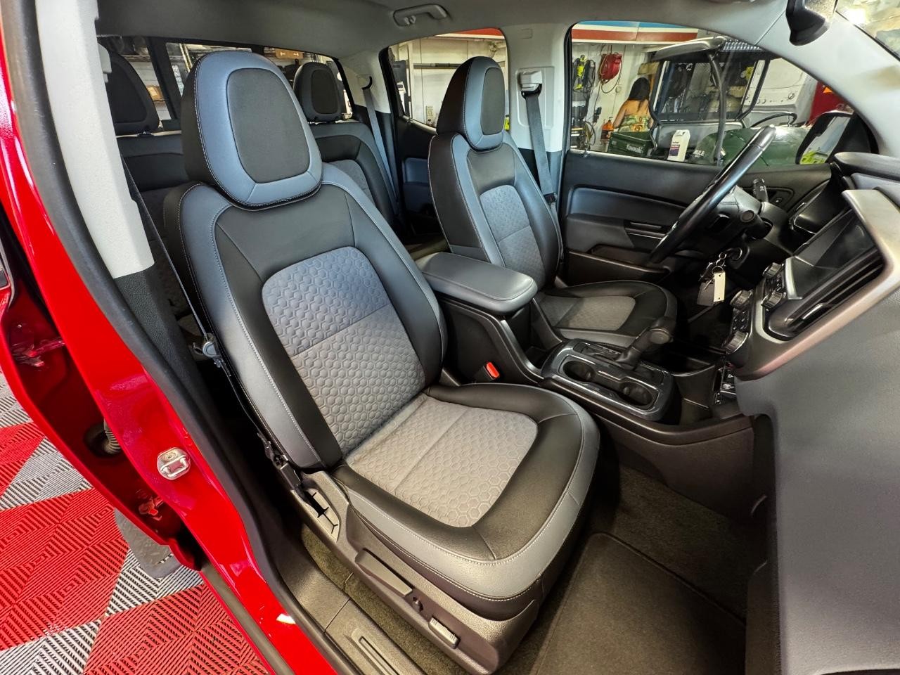 Chevrolet Colorado Vehicle Full-screen Gallery Image 10