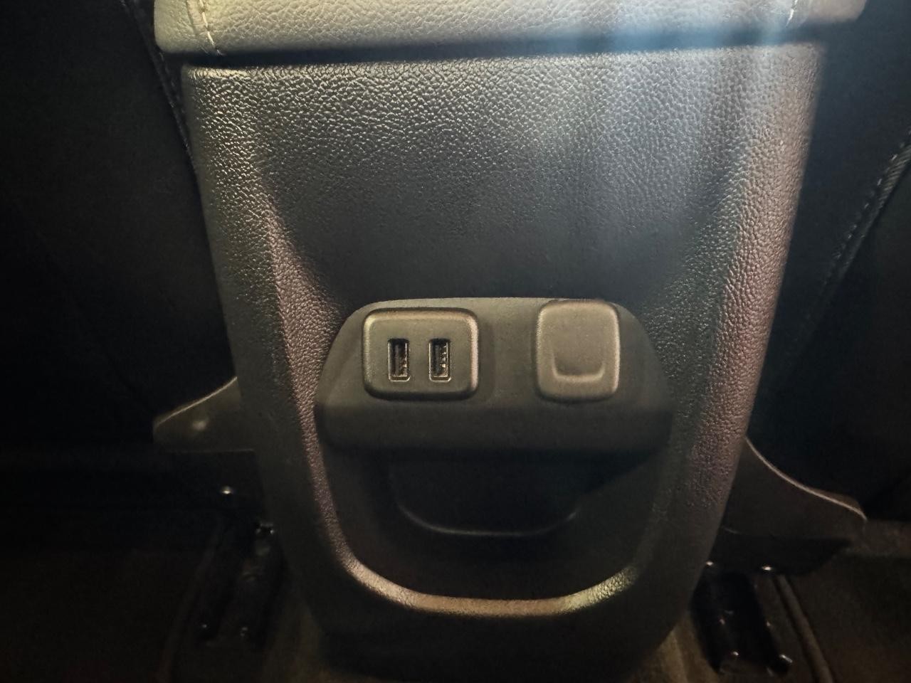 Chevrolet Colorado Vehicle Full-screen Gallery Image 12