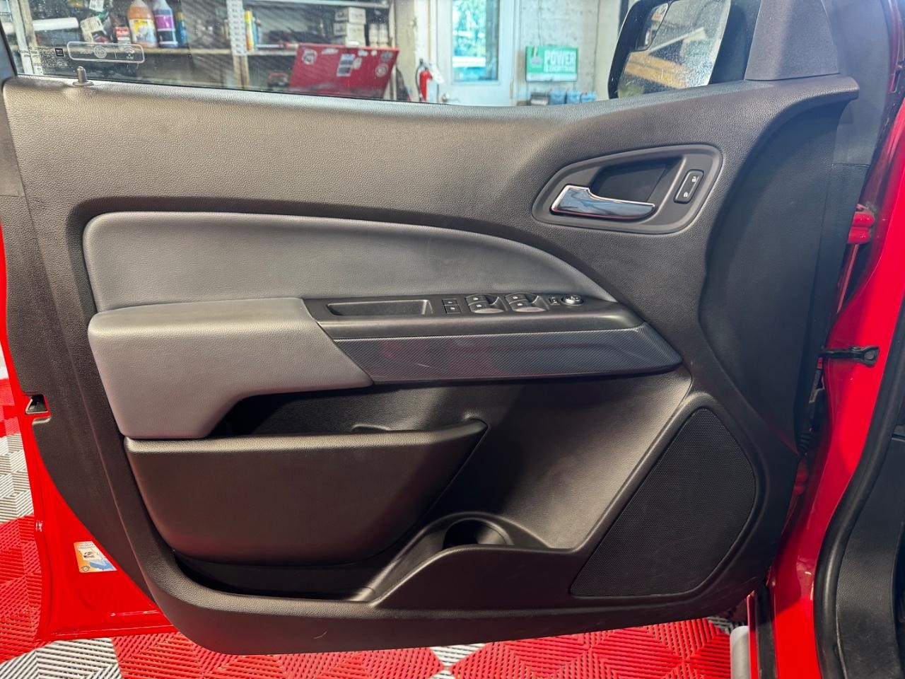 Chevrolet Colorado Vehicle Full-screen Gallery Image 16