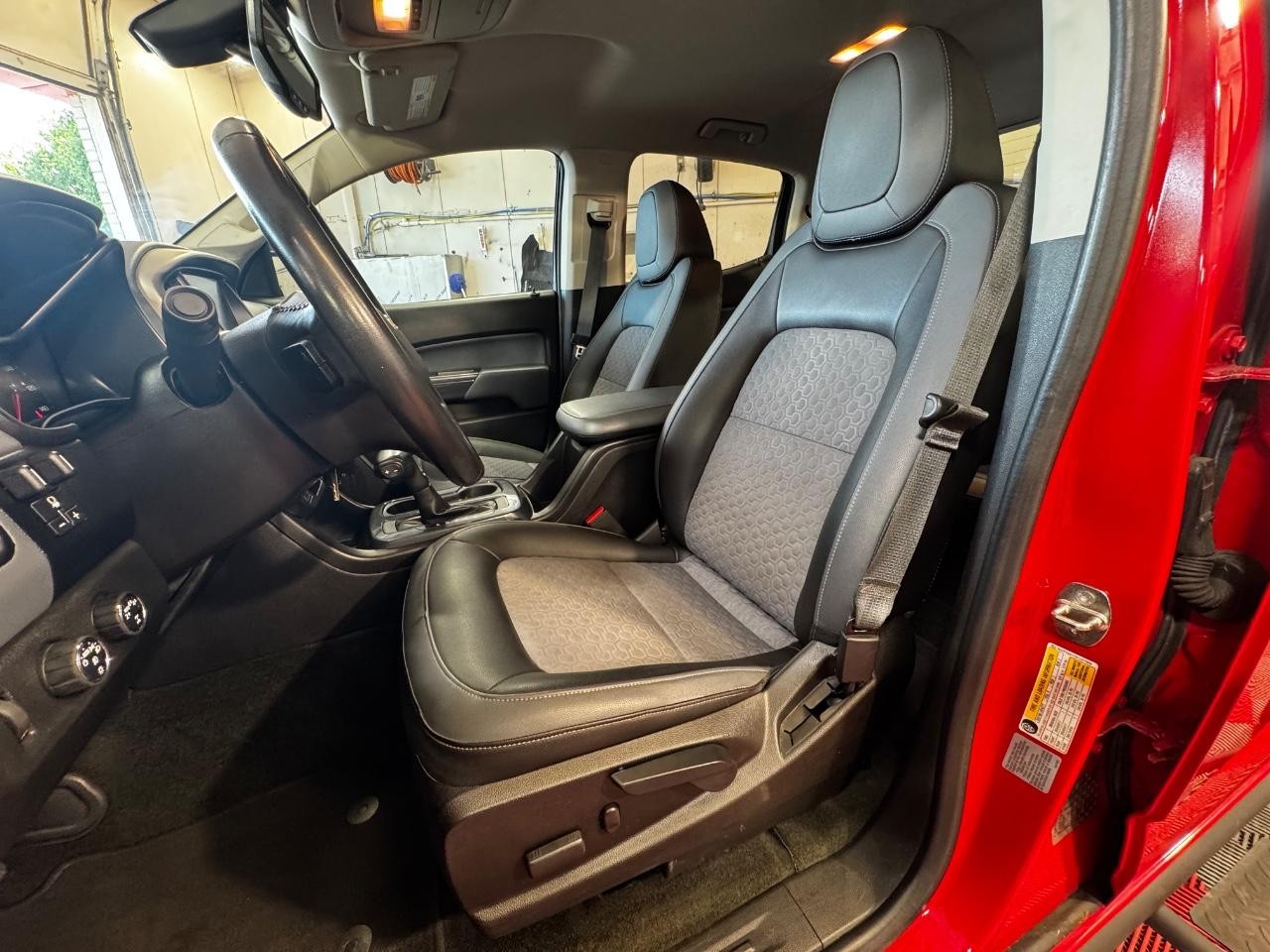 Chevrolet Colorado Vehicle Full-screen Gallery Image 17