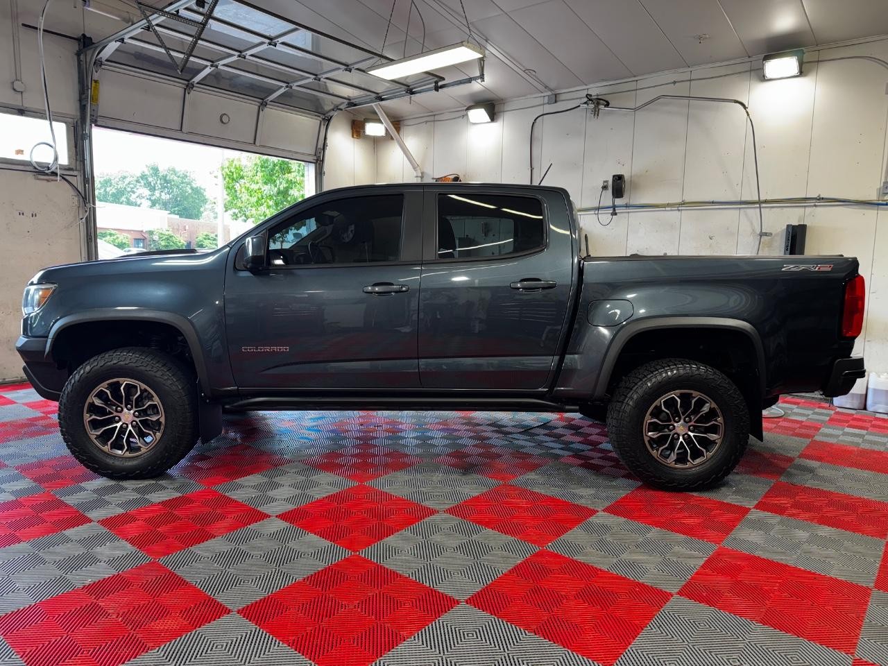 Chevrolet Colorado Vehicle Full-screen Gallery Image 04