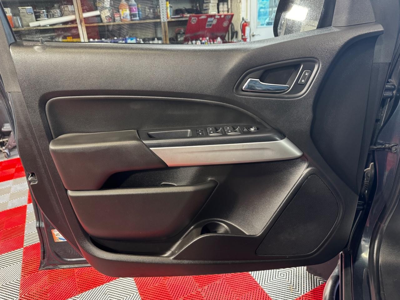 Chevrolet Colorado Vehicle Full-screen Gallery Image 15