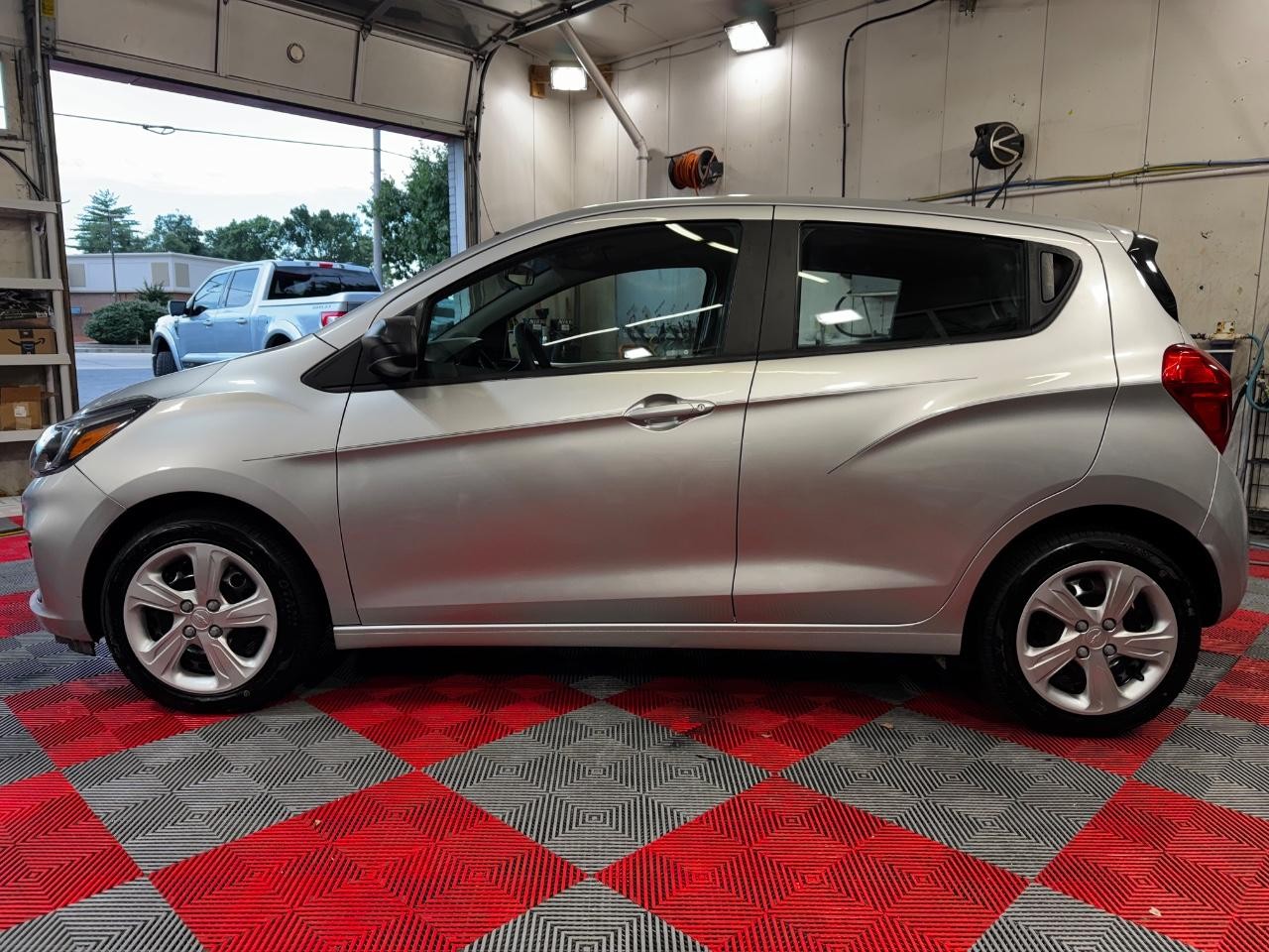 Chevrolet Spark Vehicle Full-screen Gallery Image 04