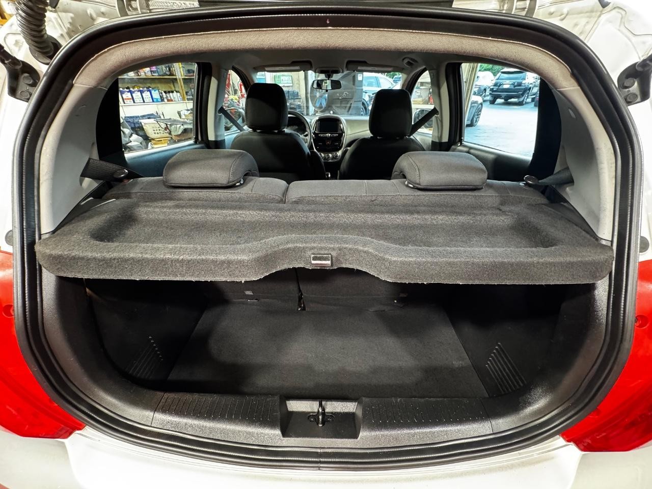 Chevrolet Spark Vehicle Full-screen Gallery Image 11