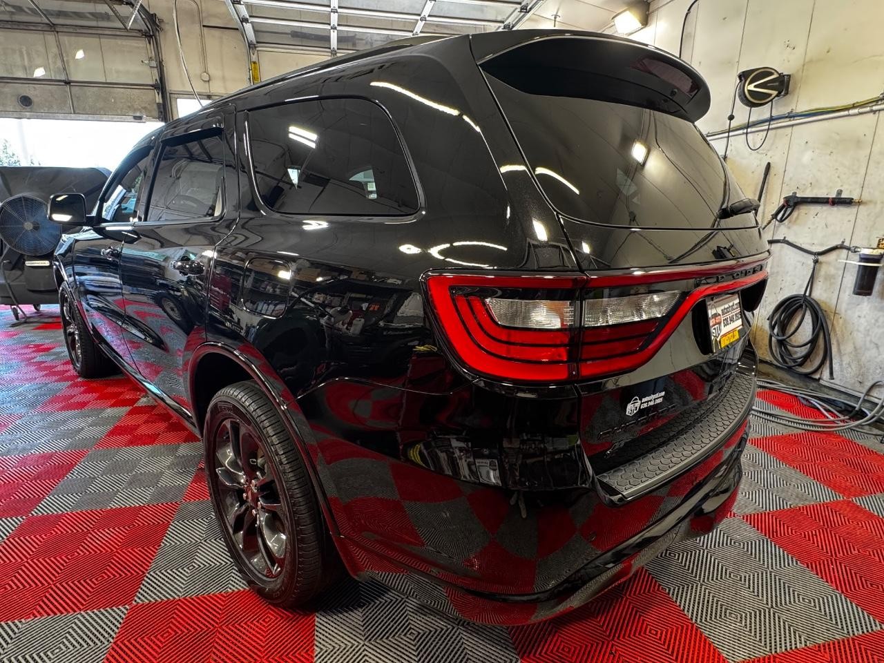 Dodge Durango Vehicle Full-screen Gallery Image 05