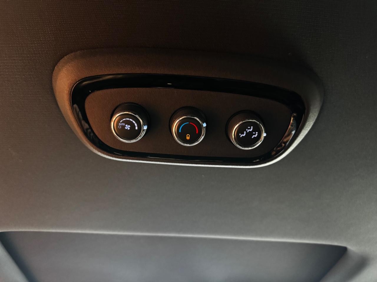 Dodge Durango Vehicle Full-screen Gallery Image 12