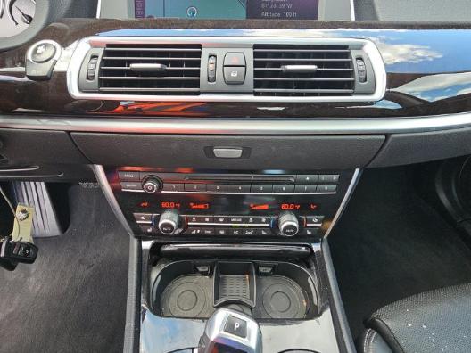 BMW 5 Series Gran Turismo Vehicle Full-screen Gallery Image 10