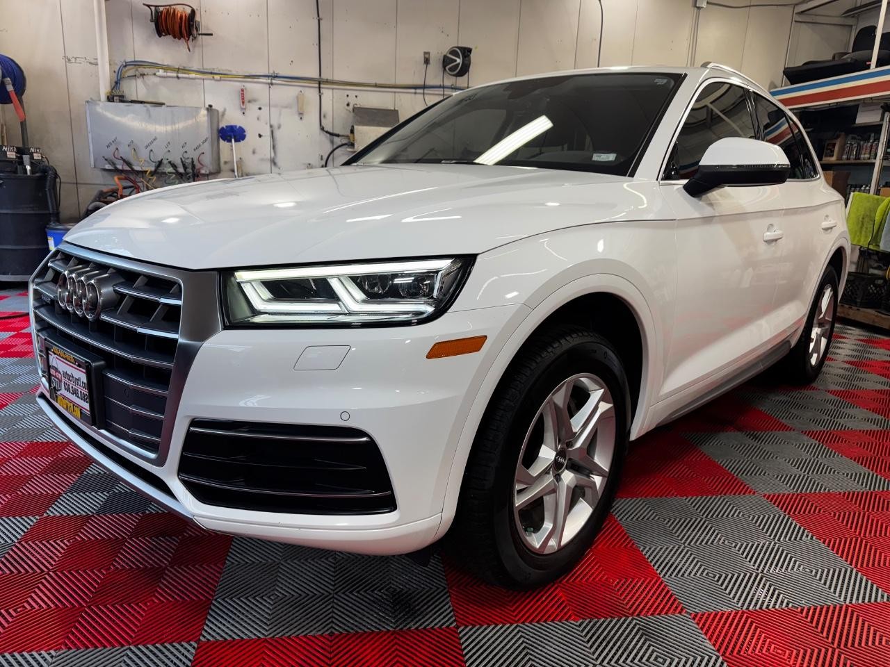 Audi Q5 Vehicle Full-screen Gallery Image 03