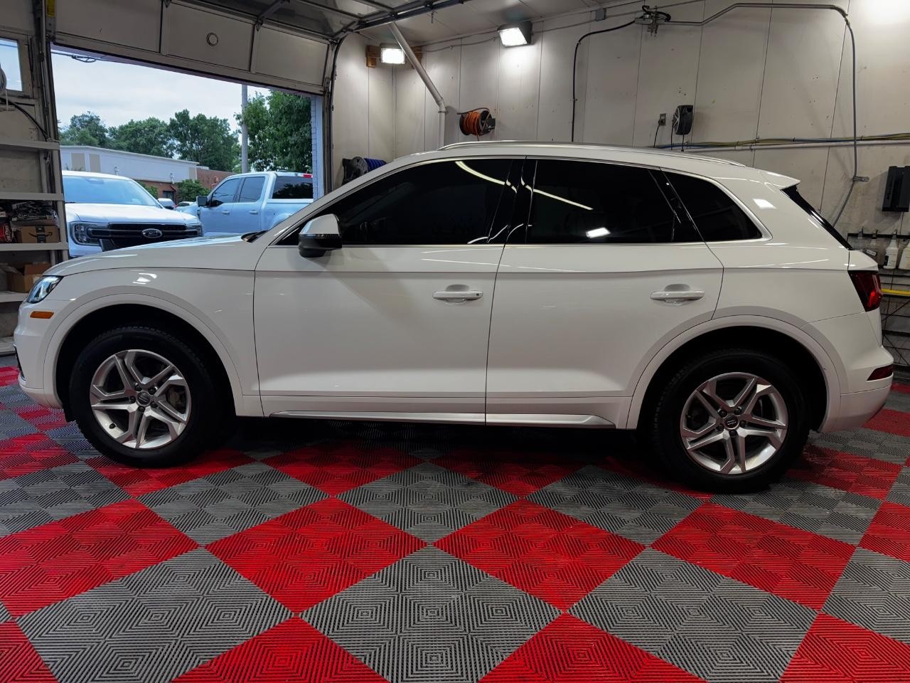 Audi Q5 Vehicle Full-screen Gallery Image 04
