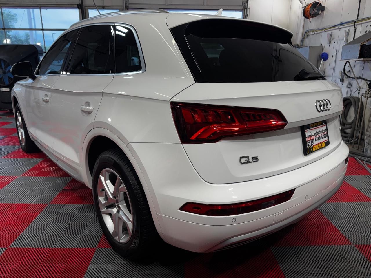 Audi Q5 Vehicle Full-screen Gallery Image 05